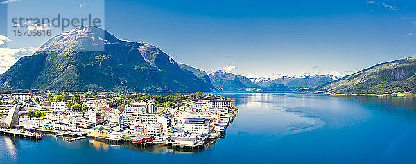 Luftaufnahme der Stadt Andalsnes und des Fjords  Gemeinde Rauma  Bezirk More og Romsdal  Norwegen  Skandinavien  Europa