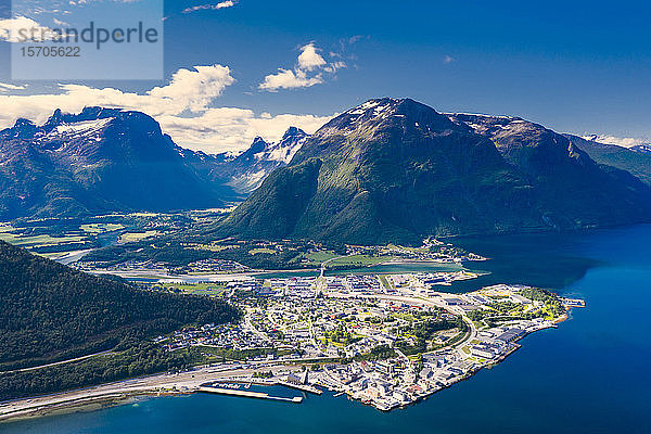 Luftaufnahme einer Drohne von Bergen und Fjord  die die Stadt Andalsnes umgeben  Gemeinde Rauma  Bezirk More og Romsdal  Norwegen  Skandinavien  Europa