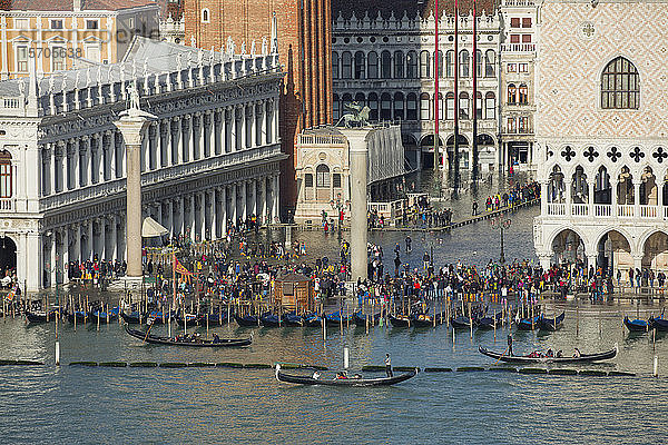 Blick von oben auf den belebten Markusplatz in Venedig bei Flut mit den am Ufer aufgereihten Gondeln  Venedig  UNESCO-Weltkulturerbe  Venetien  Italien  Europa