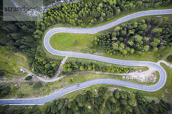 Haarnadelkurve der S-förmigen Strasse am Malojapass von oben per Drohne  Val Bregaglia  Engadin  Kanton Graubünden  Schweiz  Europa