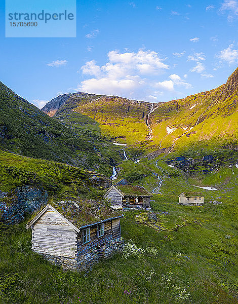 Panoramablick auf den Berg Dalsnibba und die traditionellen Holzhütten  Gemeinde Stranda  Provinz More og Romsdal  Norwegen  Skandinavien  Europa
