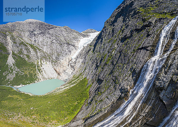 Drohnenpanorama des Wasserfalls über dem Briksdalsbreen-Gletscher  Loen  Jostedalsbreen-Nationalpark  Sogn og Fjordane  Norwegen  Skandinavien  Europa