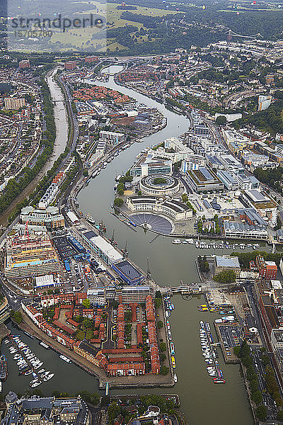 Ein Blick auf die alten Docks von Bristol  die heute nicht mehr kommerziell genutzt werden  aber eine Touristenattraktion sind  von einem Heißluftballon aus gesehen  Bristol  England  Vereinigtes Königreich  Europa