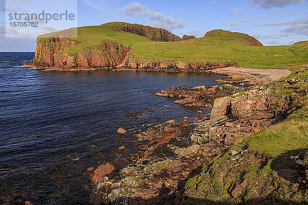 North Ham Bay  tiefe Bucht  flechtenbedeckte riesige rote Granitklippen  Muckle Roe Island  Shetlandinseln  Schottland  Vereinigtes Königreich  Europa