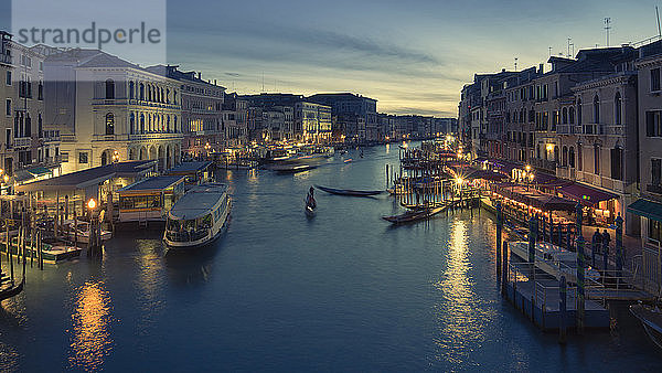 Blick entlang des Canal Grande von der Rialto-Brücke in der Abenddämmerung  Venedig  UNESCO-Weltkulturerbe  Venetien  Italien  Europa