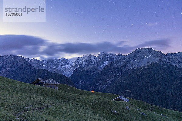 Sterne über Zelt und Hütten mit Blick auf Piz Badile und Piz Cengalo  Tombal  Soglio  Valbregaglia  Kanton Graubünden  Schweiz  Europa