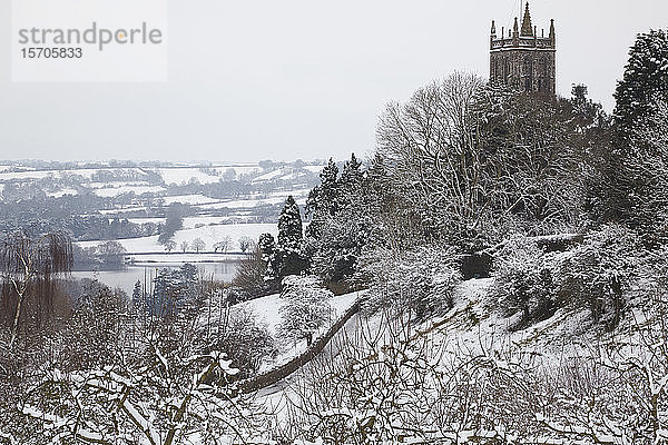 Eine winterliche  schneebedeckte Ansicht der Blagdon Church mit dem Blagdon Lake im Hintergrund  Blagdon  Somerset  England  Vereinigtes Königreich  Europa