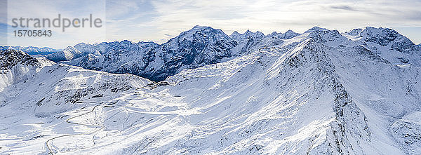 Luftaufnahme einer Drohne von der Stilfser Jochstraße und dem verschneiten Ortler  Provinz Sondrio  Valtellina  Lombardei  Italien  Europa