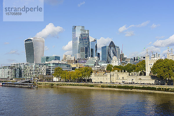 Wolkenkratzer der City of London und der Tower of London mit Blick auf die Themse  London  England  Vereinigtes Königreich  Europa