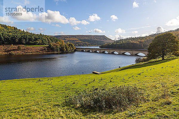 Blick auf Ladybower Reservoir  Derbyshire  Peak District National Park  England  Vereinigtes Königreich  Europa