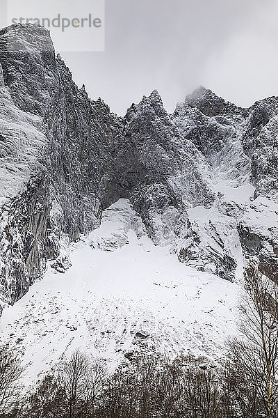 Trollveggen (Trollwand)  Europas höchste senkrechte Felswand  Romsdalen Tal  im Winter  More Og Romsdal  Norwegen  Skandinavien  Europa