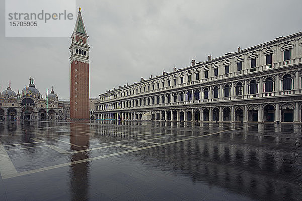 Blick über den überfluteten und verlassenen Markusplatz auf den Campanile und die Basilika bei Hochwasser  Venedig  UNESCO-Weltkulturerbe  Venetien  Italien  Europa