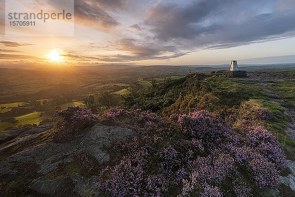 Der Vermessungspunkt bei Cloudside mit herrlichem Sonnenaufgang im Sommer  Congleton  Cheshire  England  Vereinigtes Königreich  Europa