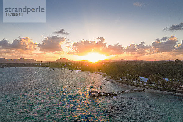 Afrikanischer Sonnenuntergang über tropischer Lagune und Pier  Luftaufnahme  Trou d'Eau Douce  Bezirk Flacq  Ostküste  Mauritius  Indischer Ozean  Afrika