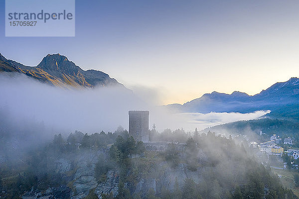 Luftaufnahme einer Drohne vom Nebel über Torre Belvedere im Herbst  Malojapass  Engadin  Kanton Graubünden  Schweiz  Europa
