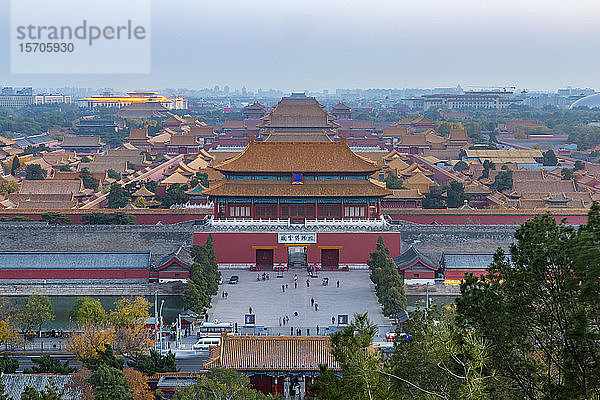 Blick auf die Verbotene Stadt  UNESCO-Weltkulturerbe  vom Jingshan-Park bei Sonnenuntergang  Xicheng  Peking  Volksrepublik China  Asien