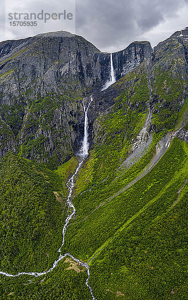 Luftaufnahme des Wasserfalls Mardalsfossen  der sich in die Arme des Flusses Mardola teilt  Eikesdalen  Nesset  Provinz More og Romsdal  Norwegen  Skandinavien  Europa