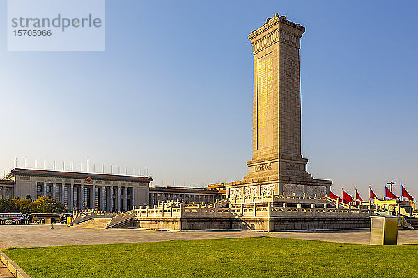 Monument neben der Großen Halle des Volkes  Platz des Himmlischen Friedens  Peking  Volksrepublik China  Asien