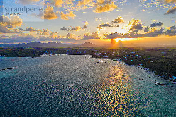 Sonnenuntergang über der Bucht Trou d'Eau Douce  Luftaufnahme  Bezirk Flacq  Ostküste  Mauritius  Indischer Ozean  Afrika