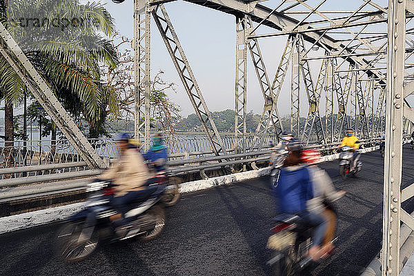 Roller überqueren die berühmte Trang-Tien-Brücke im morgendlichen Berufsverkehr  Hue  Vietnam  Indochina  Südostasien  Asien