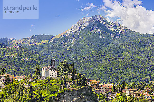 Dom von Barga mit La Pania della Croce  Apuanische Alpen  Toskana  Italien  Europa