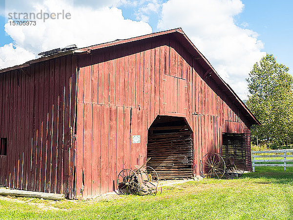 Rote Scheune und alte landwirtschaftliche Geräte  Valle Crucis  North Carolina  Vereinigte Staaten von Amerika  Nordamerika