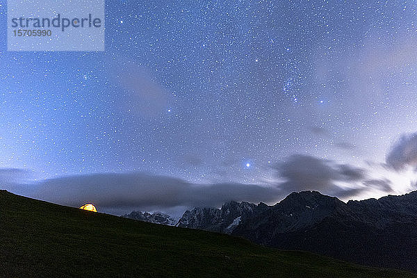 Zelt unter den Sternen mit Blick auf Piz Badile und Piz Cengalo  Tombal  Soglio  Bergell  Kanton Graubünden  Schweiz  Europa