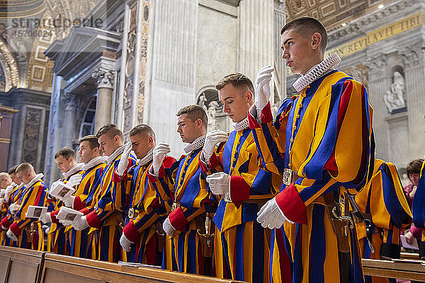 Heilige Messe am Stuhlaltar des Petersdoms für die 23 neuen Wächter  die den feierlichen Eid ablegen werden  Vatikanstadt  Rom  Latium  Italien  Europa
