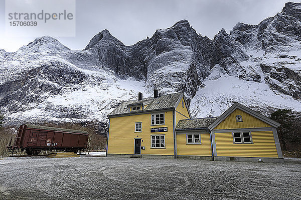 Trollveggen (Trollwand)  Rauma-Bahnhof  Romsdalen-Tal  Berge im Winter  More Og Romsdal  Norwegen  Skandinavien  Europa