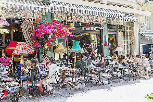 Bar- und Caféterrassen im Stadtteil Plaka  Athen  Griechenland  Europa