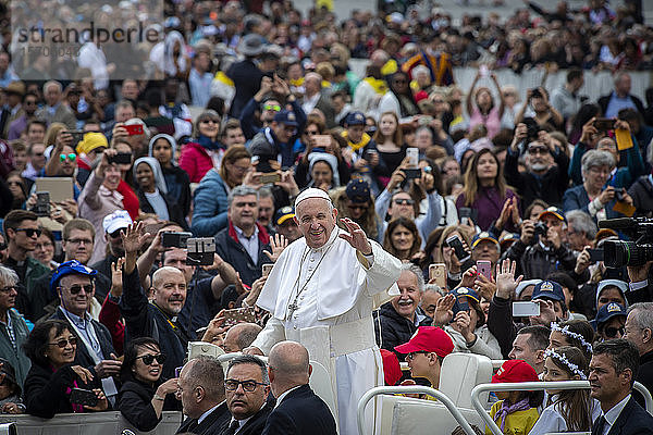 Papst Franziskus kommt zu seiner wöchentlichen Generalaudienz auf dem Petersplatz im Vatikan an  Rom  Latium  Italien  Europa