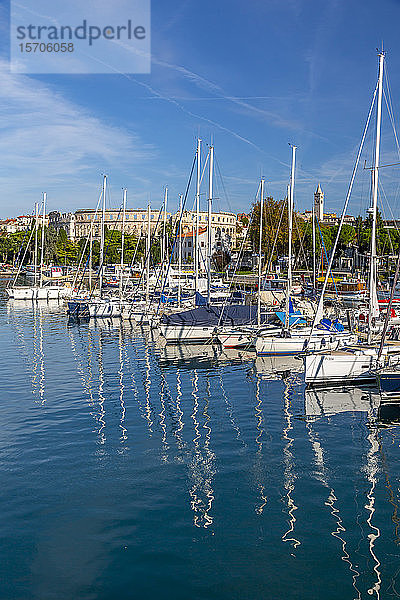 Blick auf die Marina von Pula und die römische Arena (Amphitheater)  Pula  Gespanschaft Istrien  Kroatien  Adria  Europa