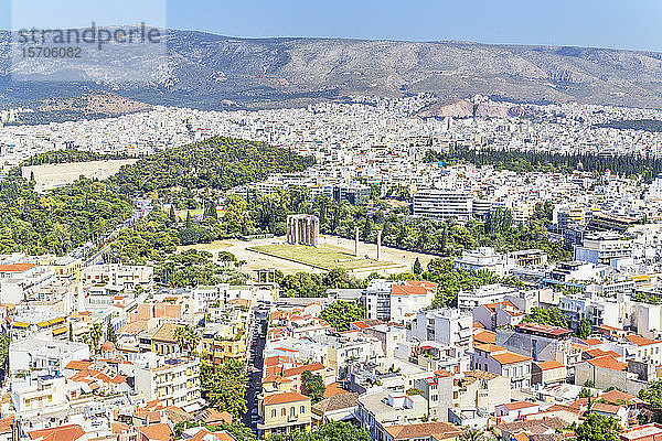 Blick von oben auf den Tempel des Olympischen Zeus  den Hadriansbogen und das Stadtzentrum von Athen  Athen  Griechenland  Europa