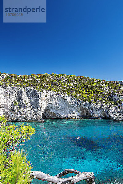 Schöner Strand und Menschen beim Schnorcheln  Insel Zakinthos  Ionische Inseln  Griechische Inseln  Griechenland  Europa