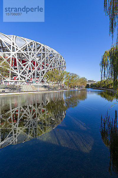 Blick auf das Nationalstadion 'Vogelnest' Olympic Green  Xicheng  Peking  Volksrepublik China  Asien