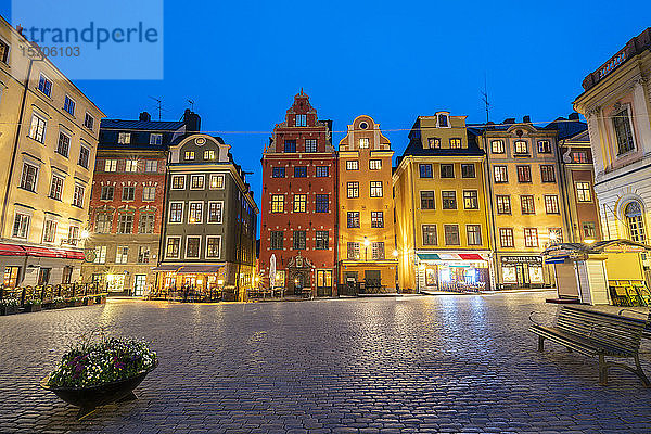 Beleuchtete historische Gebäude in der Abenddämmerung  Stortorget-Platz  Gamla Stan  Stockholm  Schweden  Skandinavien  Europa