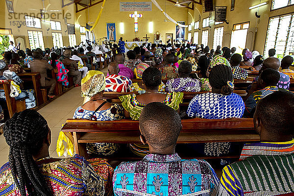 Feier in der katholischen Kirche St. Johannes Paul II  Kpalime  Togo  Westafrika  Afrika