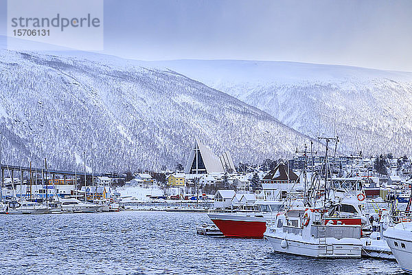 Tromso  kleiner Bootshafen  Fjord  Brücke  Arktische Kathedrale  nach starkem Schneefall im Winter  Troms  Polarkreis  Nordnorwegen  Skandinavien  Europa