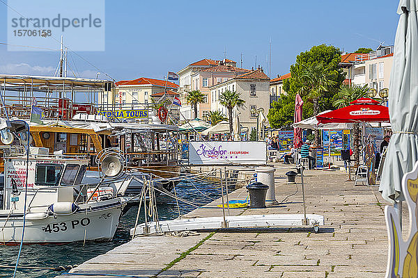 Blick auf Boote und Gebäude im Hafen der Altstadt von Porec und das Adriatische Meer  Porec  Istrien  Region  Kroatien  Europa