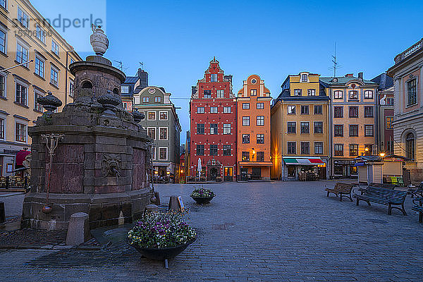 Abenddämmerung über den bunten Fassaden der Stadthäuser am mittelalterlichen Stortorget-Platz  Gamla Stan  Stockholm  Schweden  Skandinavien  Europa