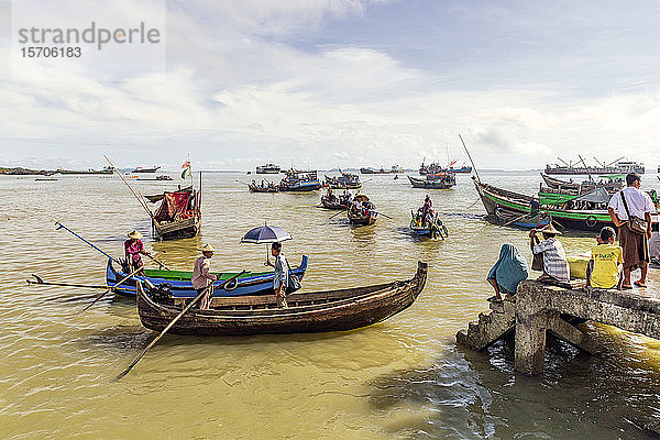 Sampans und andere kleine Boote im Hafen von Sittwe  mit am Ufer stehenden Menschen  Rakhine  Myanmar (Burma)  Asien