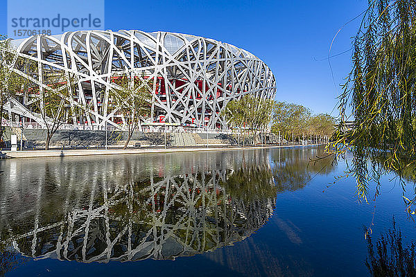 Blick auf das Nationalstadion (Vogelnest)  Olympisches Grün  Xicheng  Peking  Volksrepublik China  Asien