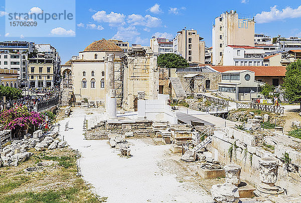 Überreste der Hadriansbibliothek und der alten Moschee am Monastiraki-Platz  Athen  Griechenland  Europa