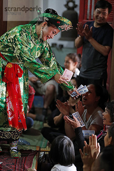 Taoistischer Tempel Mau Son  Frau bei taoistischer Zeremonie  Opferritual  Sapa  Vietnam  Indochina  Südostasien  Asien