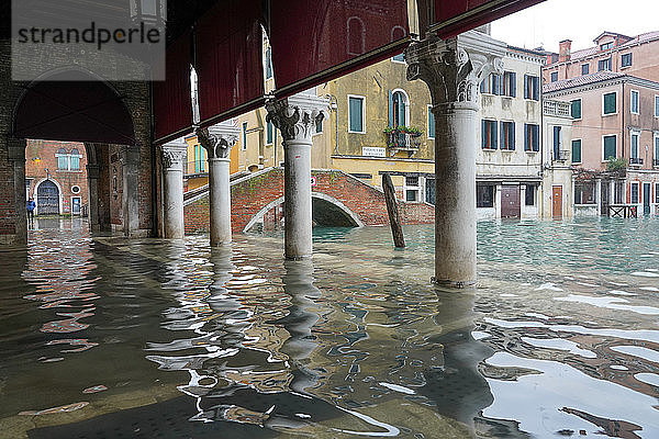Rialto Fischmarkt während der Flut in Venedig  November 2019  Venedig  UNESCO Weltkulturerbe  Venetien  Italien  Europa