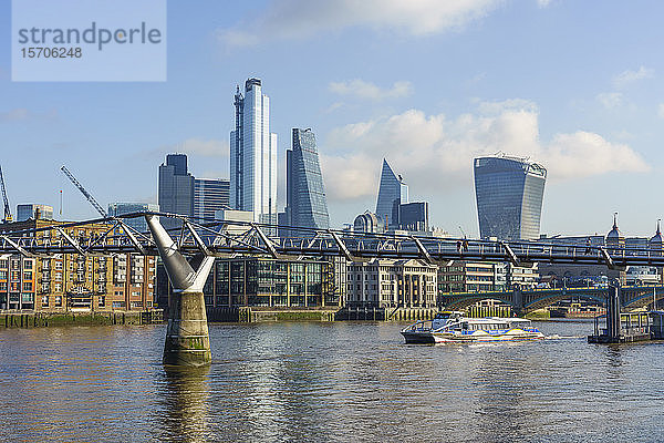 City of London Wolkenkratzer mit Millennium Bridge und Themse  London  England  Vereinigtes Königreich  Europa
