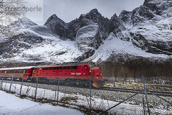 Trollveggen (Trollwand)  senkrechte Felswand  Rauma-Bahn  Romsdalen-Tal  Schnee  Berge im Winter  More Og Romsdal  Norwegen  Skandinavien  Europa