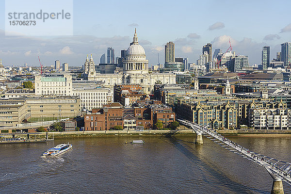 Blick von oben auf die St. Paul's Cathedral und die Skyline der Stadt London mit der Themse und der Millennium Bridge im Vordergrund  London  England  Vereinigtes Königreich  Europa
