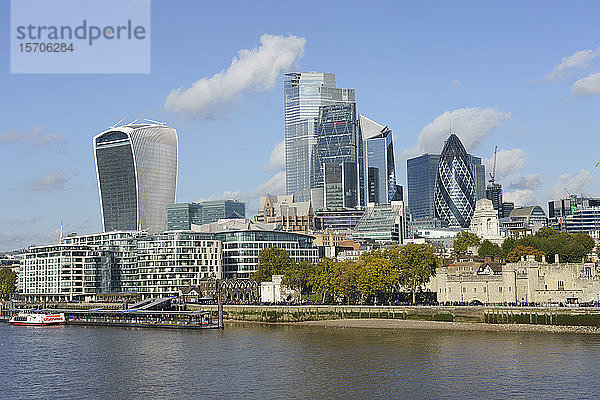 Wolkenkratzer in der Londoner City mit Blick auf die Themse  London  England  Vereinigtes Königreich  Europa