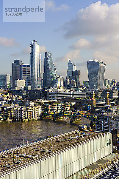 Skyline der Stadt London mit der Kunstgalerie Tate Modern im Vordergrund  London  England  Vereinigtes Königreich  Europa